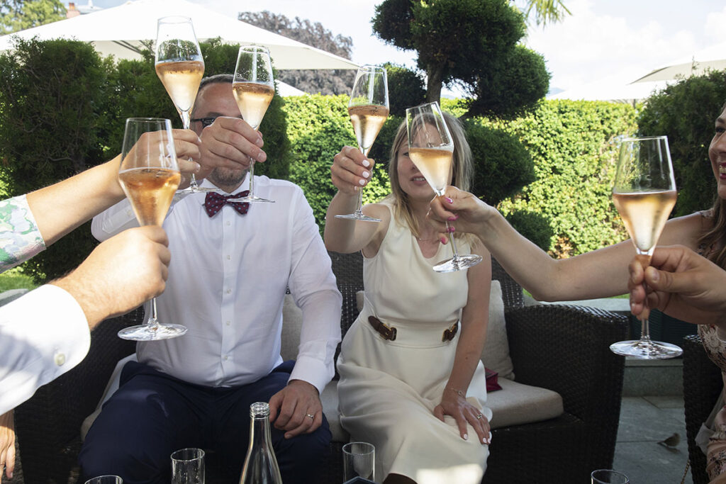 Les mariés et leur invités trinquant après le cérémonie de mariage civil sur la terrasse des Trois Couronnes à Vevey, en Suisse.