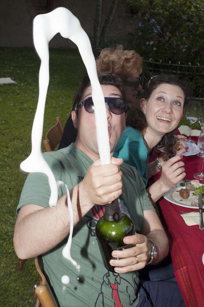 Pendant le repas de mariage, un invité ouvre une bouteille de champagne qui créé un jet dont la forme est hilarante, à Sienne, en Italie.
