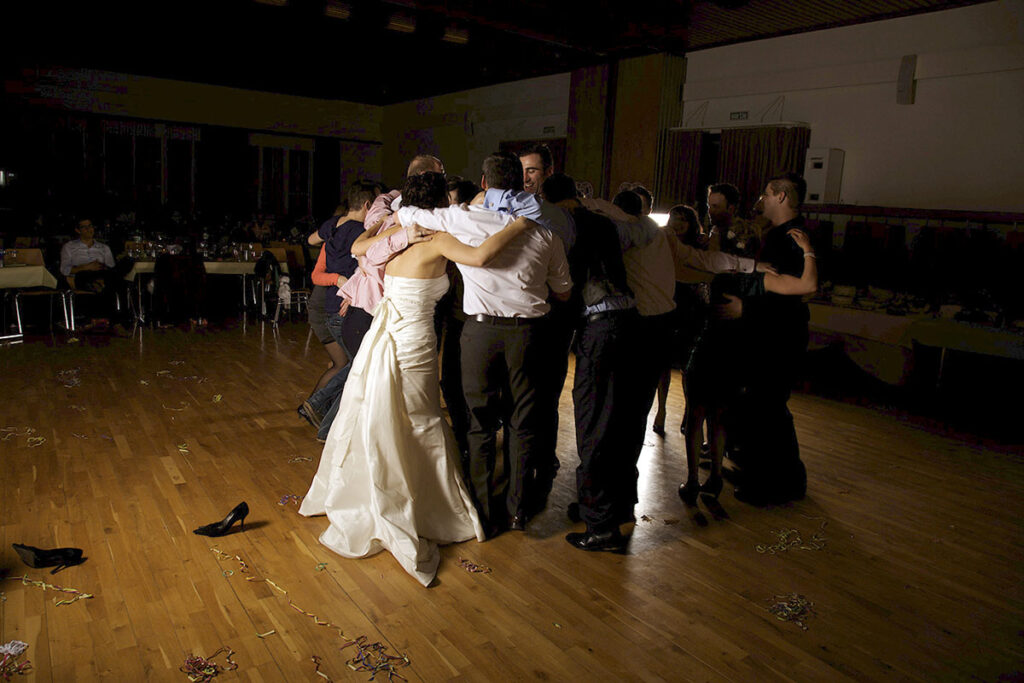 Ronde des mariés avec des invités à la fin de la fête de mariage avec une chaussure de la mariée sur la gauche, à Blonay, en Suisse.