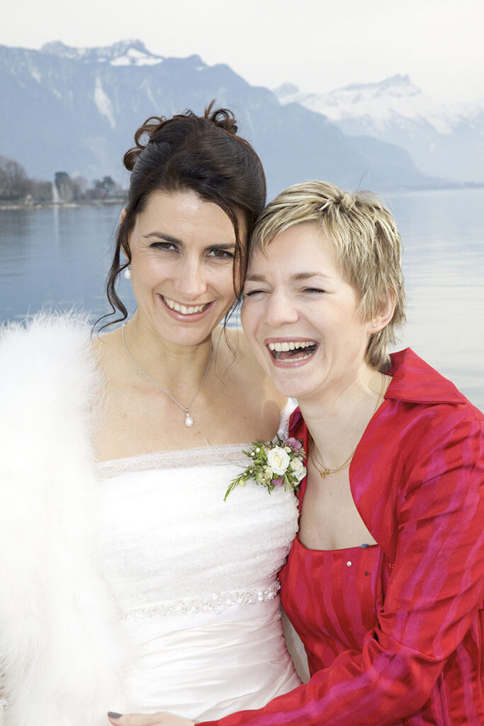 La mariée et sa témoin devant le lac Léman, à Vevey, en Suisse.
