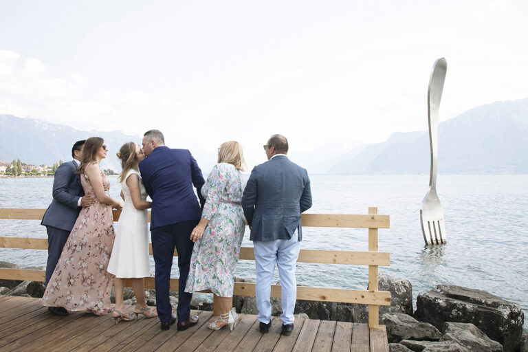 Les mariés s'embrassent devant la fourchette au bord du lac Léman à Vevey, entourés des couples de témoins.