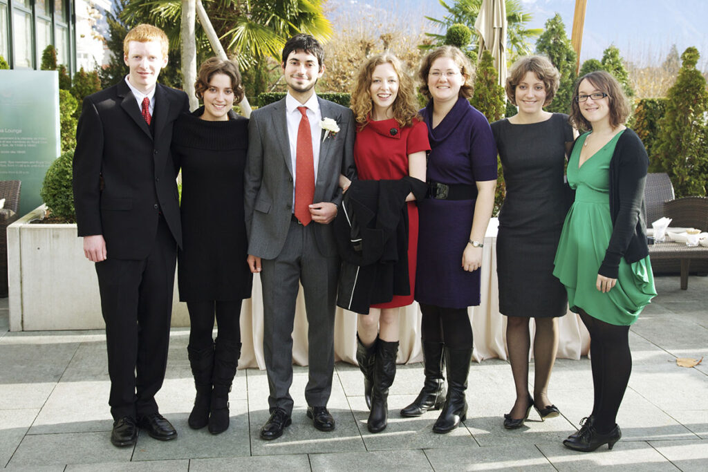 Photographie de groupe avec les mariés et leur frère et soeurs respectifs sur la terrasse de l'Hôtel des Trois Couronnes à Vevey