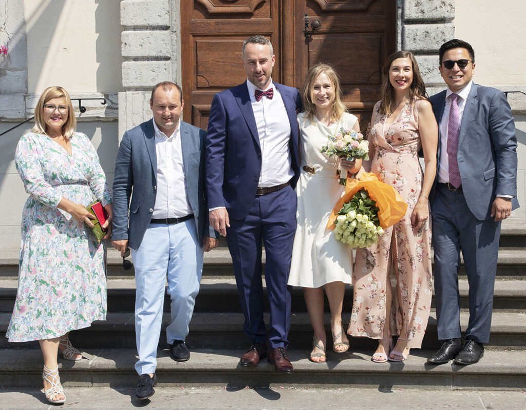 Photographie de groupe en mouvement sur les marches de l'Hôtel de Ville de Vevey.