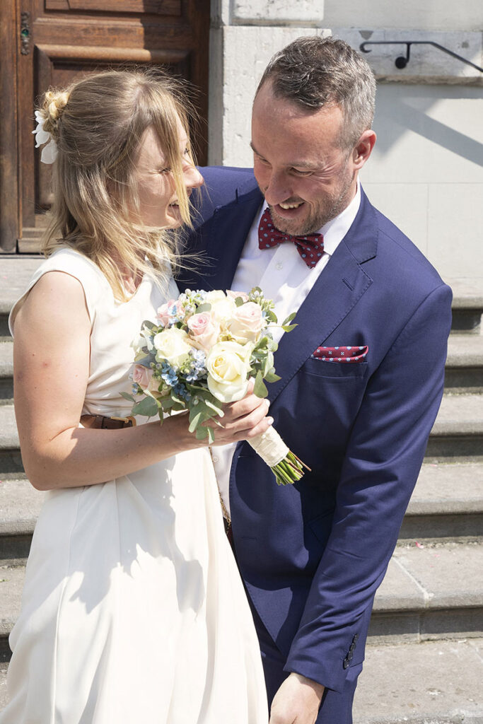 Le couple de mariés, heureux, à la sortie de la cérémonie de mariage, sur les marches de l'Hôtel de Ville, à Vevey.
